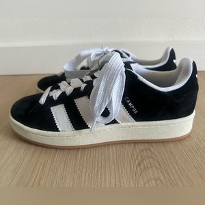 BRAND NEW! ADIDAS CAMPUS 00S 'BLACK WHITE GUM'
Core Black/Cloud White/Off White